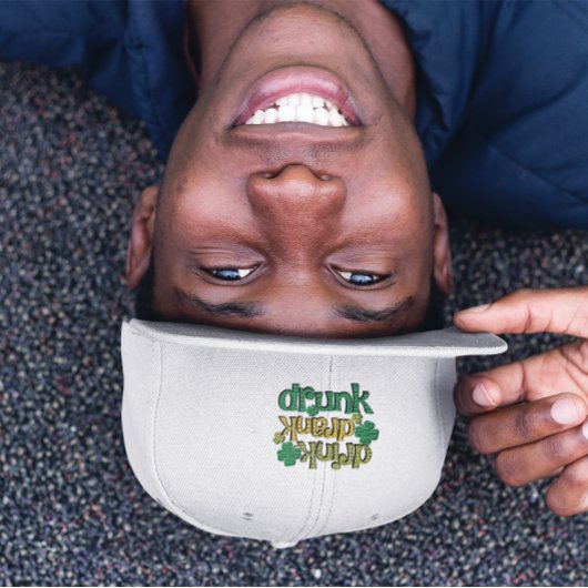 Drink Drink Drink Grappig St. Patric Tekst Ontwerp Trucker Pet