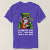 Drink en wachtende het vaccin Leprechaun1 T-shirt (Design voorkant)