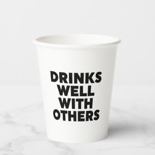 Drink goed met andere glas papieren bekers