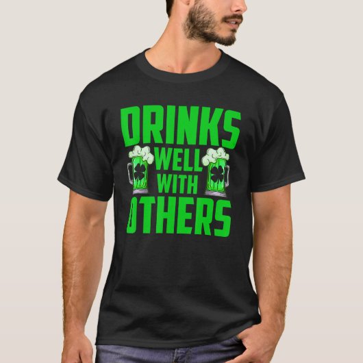 Drink goed met anderen Funny Patrick's Day Shamro T-shirt (Voorkant)