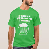 Drink goed met anderen - groene St Patricks Day T-shirt (Voorkant)