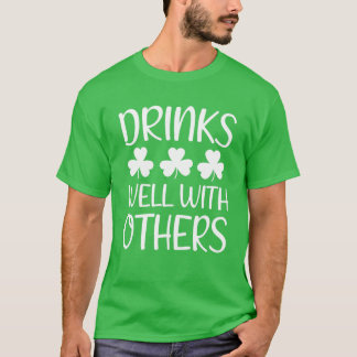 Drink goed met anderen St Patricks Day Drink F T-shirt