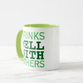 Drink goed met anderen St Patricks Day geschenken Mok (Voorkant links)