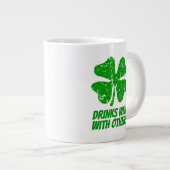 Drink goed met anderen St Patricks Day jumbo mok (Voorkant rechts)