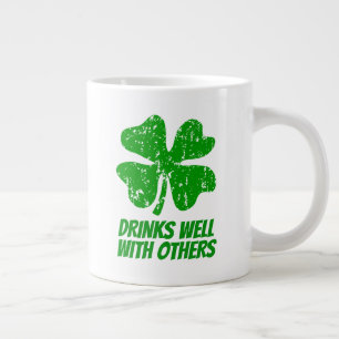 Drink goed met anderen St Patricks Day jumbo mok