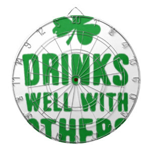 Drink goed met anderen St. Patrick's Day T-shirt Dartbord