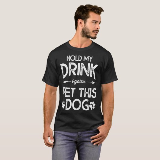 Drink, ik moet z'n hond grappige puppy pakken. t-shirt (Voorkant volledig)