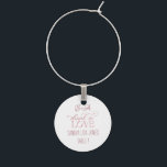 Drink in Liefde Aangepaste Naam Trouwreceptie Wijnglashanger<br><div class="desc">Kies voor je beste dag van je leven deze preppy "Drink in liefde" sjabloon voor je champagneglazen met een gedurfd, glitter en glamour, speels ontwerp! Beleef de opwinding van je grootse feest! Combineer deze gepersonaliseerde wijnglazen met onze champagnefluiten of andere glazen die passen bij uw huwelijksthema (whisky, wijn, bier) en...</div>