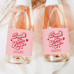 Drink in liefde Bachelorette Champagne Sparkling Wijnetiket<br><div class="desc">Voeg een vonk toe aan uw gelukkige vrijgezellenfeest met dit gepersonaliseerde Drink In Love Bachelorette Sparkling Wine Label! Perfect voor een vegas vrijgezellenfeest of een rood en roze vrijgezellenfeest thema, het viert de 'drink in liefde' spirit. Zeg 'kiss the miss goodbye' met stijl bij je kus de miss goodbye vrijgezellin,...</div>