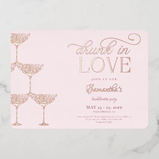 Drink in liefde champagne toren roze bachelorette folie uitnodiging (Voorkant)