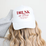 Drink in liefde cocktails Bachelorette Weekend Trucker Pet<br><div class="desc">Dit ontwerp is voorzien van trendy vette tekst met handgetekende cocktails en een liefdesthema.</div>
