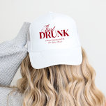 Drink in liefde cocktails Bachelorette Weekend Trucker Pet<br><div class="desc">Dit ontwerp is voorzien van trendy vette tekst met handgetekende cocktails en een liefdesthema.</div>