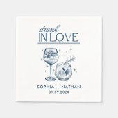 Drink in liefde gepersonaliseerde cocktail bruilof servet (Voorkant)