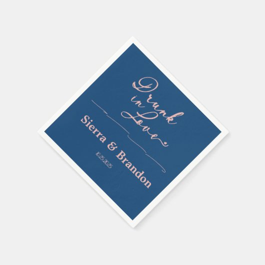 Drink in Liefde Roze & Blauw Monogram Trouwservett Servet (Hoek)