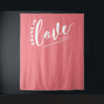 Drink in Love Bachelorette Welcome Wandkleed<br><div class="desc">Calligrafie script "drink in liefde" citeert bachelorette party fabric welkome bannerteken en fotoachtergrond met de naam en feestdatum van de bruid in eenvoudige en gewaagde afdrukken. Personaliseer voor een bachelorette weekendfeest, vrijgezellenfeest, of om het even welk drink in de gebeurtenis van het liefdesthema. Gebruik de redacteur van de sjabloon om...</div>