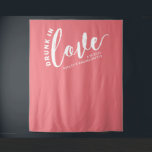 Drink in Love Bachelorette Welcome Wandkleed<br><div class="desc">Calligrafie script "drink in liefde" citeert bachelorette party fabric welkome bannerteken en fotoachtergrond met de naam en feestdatum van de bruid in eenvoudige en gewaagde afdrukken. Personaliseer voor een bachelorette weekendfeest, vrijgezellenfeest, of om het even welk drink in de gebeurtenis van het liefdesthema. Gebruik de redacteur van de sjabloon om...</div>