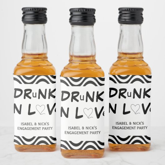 Drink in Love Engagement Party Black en White Likeurfles Etiket (Flessen)