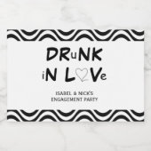 Drink in Love Engagement Party Black en White Likeurfles Etiket (Enkel label)