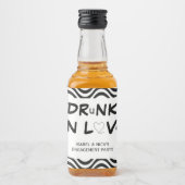 Drink in Love Engagement Party Black en White Likeurfles Etiket (Voorkant)