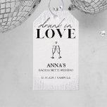 Drink in Love Glitter Bachelorette Cadeaulabel<br><div class="desc">Maak kennis met het Drink in Love Glitter Bachelorette Wine Label, de perfecte aanvulling op een vrijgezellenfeest! Dit gepersonaliseerde etiket is ontworpen om een beetje te ontspannen en plezier aan uw viering toe te voegen. Met een stijlvol en trendy ontwerp is dit wijnetiket voorzien van glitteraccenten en aanpasbare tekst die...</div>