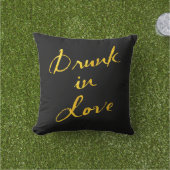 Drink in Love Gold en Black Outdoor Pillow Buitenkussen (Gras)
