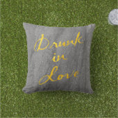 Drink in Love Gold en Granite Outdoor Pillow Buitenkussen (Gras)