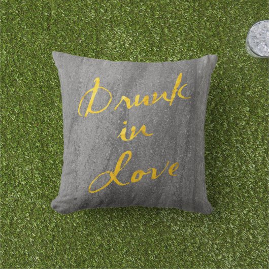 Drink in Love Gold en Granite Outdoor Pillow Buitenkussen (Gras)