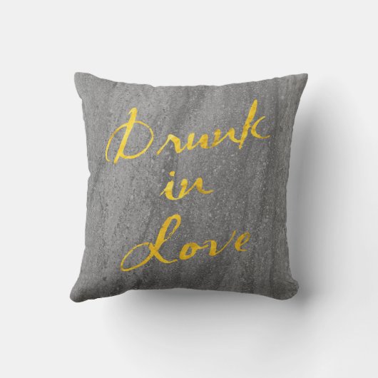 Drink in Love Gold en Granite Outdoor Pillow Buitenkussen (Achterkant)