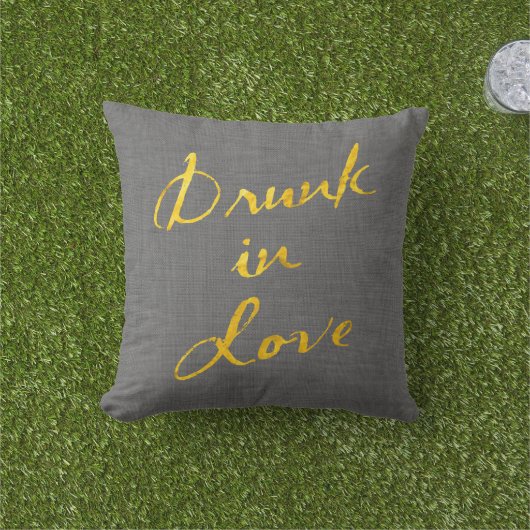 Drink in Love Gold en Grey Linen Outdoor Pillow Buitenkussen (Gras)