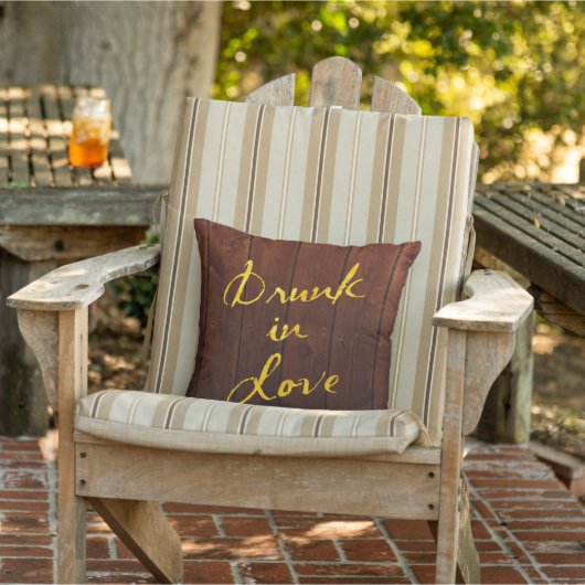 Drink in Love Gold & Wood Outdoor Pillow Buitenkussen (Stoel)