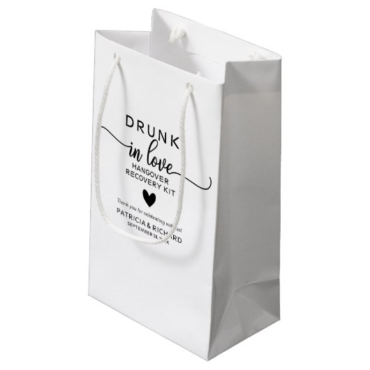 Drink in Love Wedding Hangover Kit Klein Cadeauzakje (Achterkant Gekanteld)