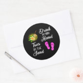 Drink in mijn hand, tenen in het zand ronde sticker (Envelop)