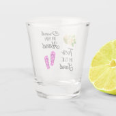 Drink in mijn hand, tenen in het zand shot glas (Achterkant)