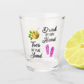 Drink in mijn hand, tenen in het zand shot glas (Voorkant)