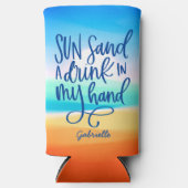 Drink in mijn hand typografie met strand achtergro seltzer blikjeskoeler (Voorkant)