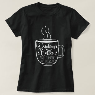 Drink koffie en denken aan verjaardagsverslaafde c t-shirt