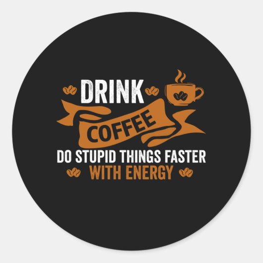 drink koffie maakt domme dingen sneller met energi ronde sticker (Voorkant)