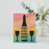 Drink met water in zwarte fles met twee glazen gla briefkaart (Staand voorkant)