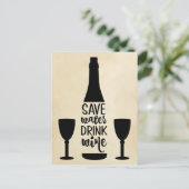 Drink met water in zwarte fles met twee glazen gla briefkaart (Staand voorkant)