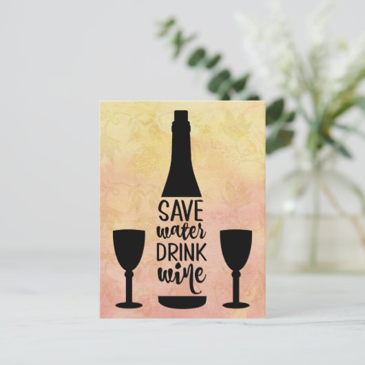 Drink met water in zwarte fles met twee glazen gla briefkaart (Staand voorkant)