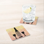 Drink met water in zwarte fles met twee glazen gla kartonnen onderzetters (Insitu)