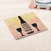 Drink met water in zwarte fles met twee glazen gla kartonnen onderzetters (Schuin)