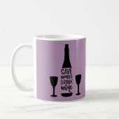 Drink met water in zwarte fles met twee glazen gla koffiemok (Links)