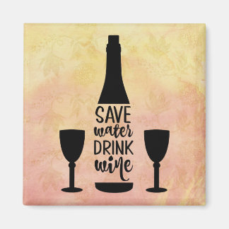 Drink met water in zwarte fles met twee glazen gla magneet