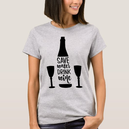 Drink met water in zwarte fles met twee glazen gla t-shirt (Voorkant)