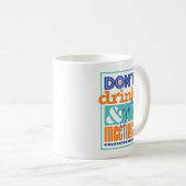 Drink Niet & Ga Naar Vergaderingen Mok (Voorkant rechts)