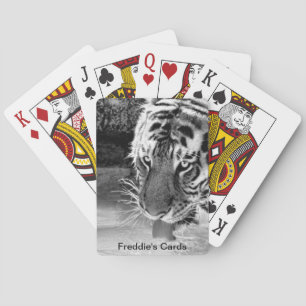 Drink tijger in de kijker naar de zwarte en witte  speelkaarten