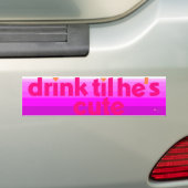 Drink tot hij schattig is bumpersticker (Op auto)