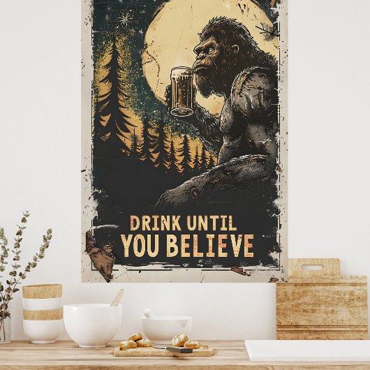 Drink tot je Bigfoot Sasquatch Funny gelooft Poster (Keuken)