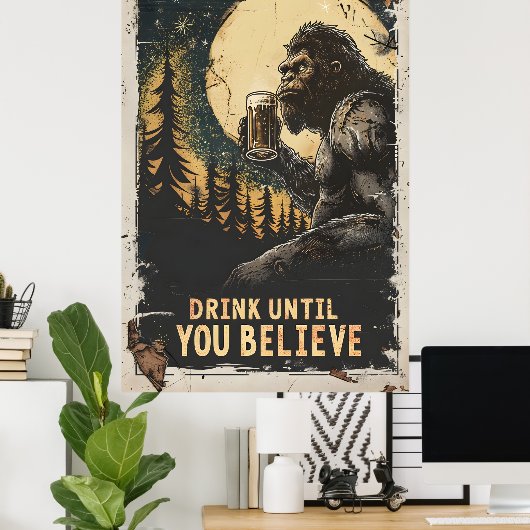 Drink tot je Bigfoot Sasquatch Funny gelooft Poster (Thuiskantoor)